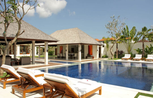 Swimming pool and Villa Asante exterior with 3 daybeds