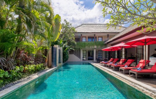 Swimming pool, deck chairs and garden views of Villa Nilaya