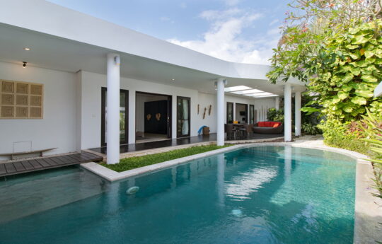 Swimming pool and villa views during day at Villa Lanai in Seminyak